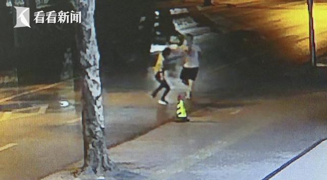 快递员持刀砍客户 矛盾的起始原因很简单