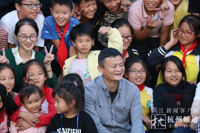 马云现身寄宿学校 令在场的学生老师惊喜不已