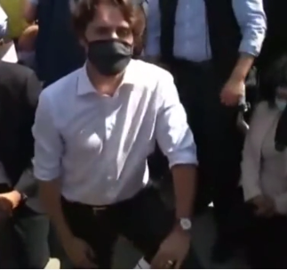 加拿大总理下跪示威抗议美国警察杀害黑人? 特鲁多参加反歧视运动当众跪下?
